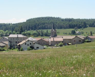 Vue de Saint-André-en-Vivarais depuis la route de Saint-Bonnet, illustration.