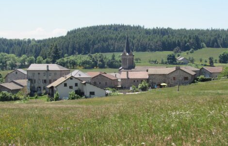 Vue de Saint-André-en-Vivarais depuis la route de Saint-Bonnet, illustration.