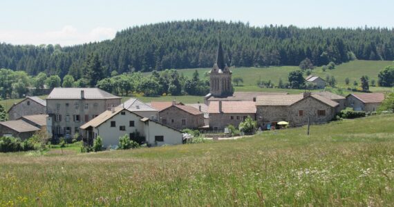 Vue de Saint-André-en-Vivarais depuis la route de Saint-Bonnet, illustration.