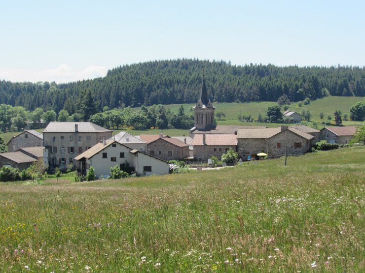 Vue de Saint-André-en-Vivarais depuis la route de Saint-Bonnet, illustration.