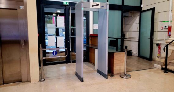 Palais de justice d’Alès, où un adolescent de 16 ans est soupçonné d’avoir agressé un agent de sécurité