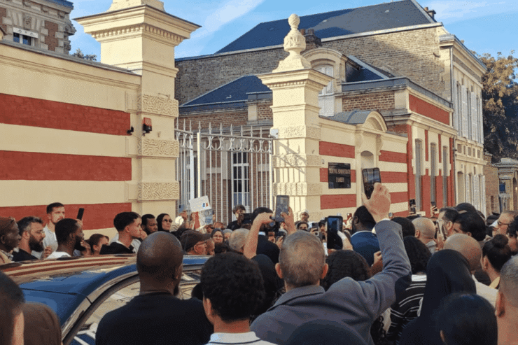 Rassemblement de soutien à l'école Al Ghazali devant le tribunal administratif d'Amiens