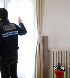 Aniss, policier municipal parisien photographié chez lui, LP Delphine Goldsztejn