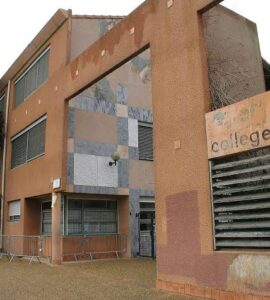Façade et entrée du collège Joseph-Lakanal à Aubagne (Bouches-du-Rhône).