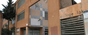 Façade et entrée du collège Joseph-Lakanal à Aubagne (Bouches-du-Rhône).