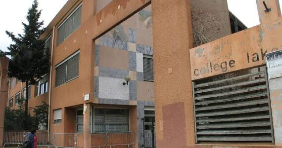 Façade et entrée du collège Joseph-Lakanal à Aubagne (Bouches-du-Rhône).