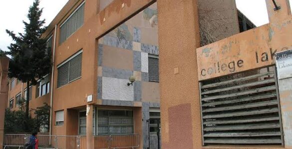 Façade et entrée du collège Joseph-Lakanal à Aubagne (Bouches-du-Rhône).