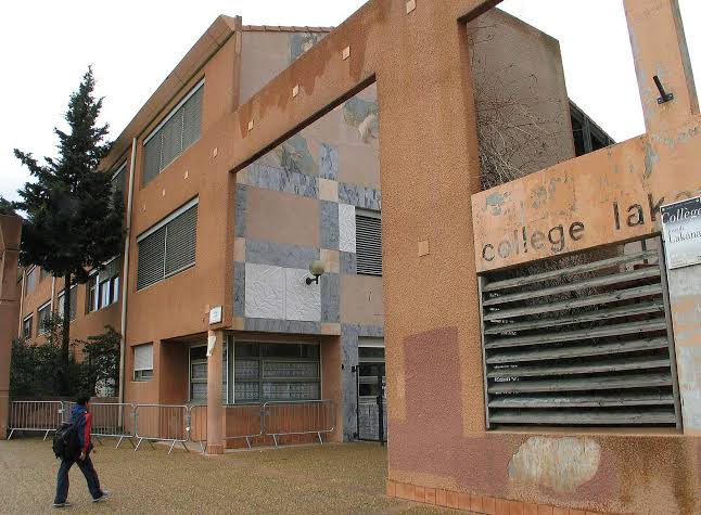 Façade et entrée du collège Joseph-Lakanal à Aubagne (Bouches-du-Rhône).