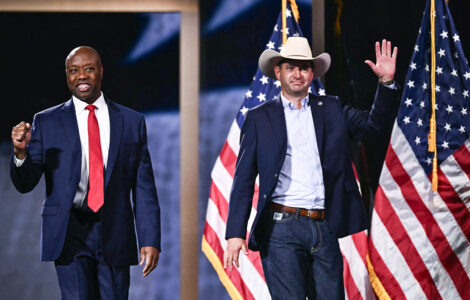 Tim Scott à gauche et Austin Knudsen à droite, à Dallas le 9 septembre 2026, photo d’archives.