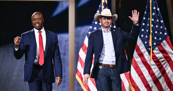 Tim Scott à gauche et Austin Knudsen à droite, à Dallas le 9 septembre 2026, photo d’archives.