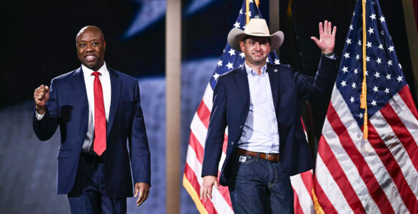 Tim Scott à gauche et Austin Knudsen à droite, à Dallas le 9 septembre 2026, photo d’archives.