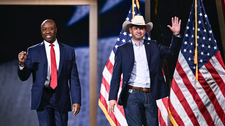 Tim Scott à gauche et Austin Knudsen à droite, à Dallas le 9 septembre 2026, photo d’archives.