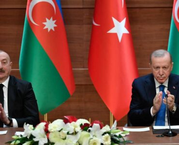 Ilham Aliev et Recep Tayyip Erdogan, illustration de l'interdiction du voile à l'école en Azerbaïdjan
