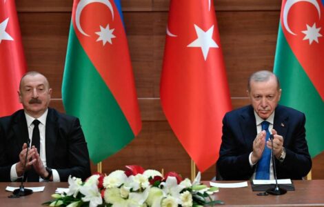 Ilham Aliev et Recep Tayyip Erdogan, illustration de l'interdiction du voile à l'école en Azerbaïdjan