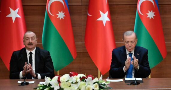 Ilham Aliev et Recep Tayyip Erdogan, illustration de l'interdiction du voile à l'école en Azerbaïdjan