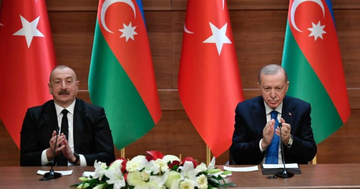 Ilham Aliev et Recep Tayyip Erdogan, illustration de l'interdiction du voile à l'école en Azerbaïdjan