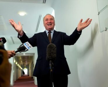 Barnaby Joyce s'exprime, les bras ouverts, devant des microphones en juillet 2025. Photographie d'archives, ne montre pas l'interview 2GB du 20 octobre 2026.