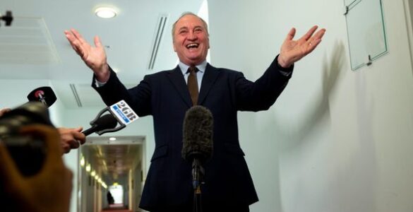 Barnaby Joyce s'exprime, les bras ouverts, devant des microphones en juillet 2025. Photographie d'archives, ne montre pas l'interview 2GB du 20 octobre 2026.