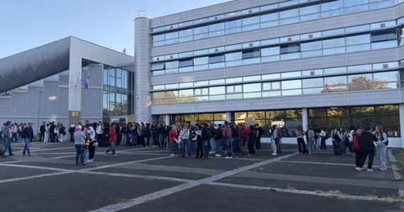 Rassemblement calme devant le lycée Courbet à Belfort le 7 octobre 2026, la veille du tir d’artifice. Photographie Le Trois / J. B.