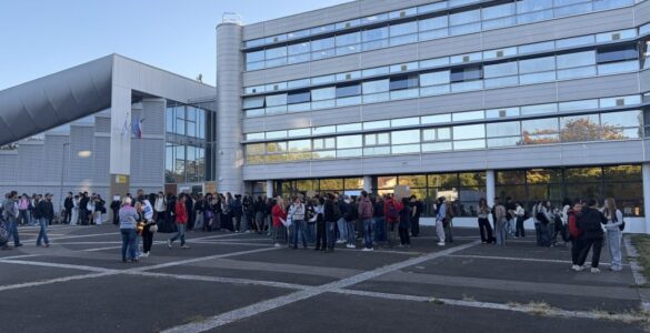 Rassemblement calme devant le lycée Courbet à Belfort le 7 octobre 2026, la veille du tir d’artifice. Photographie Le Trois / J. B.