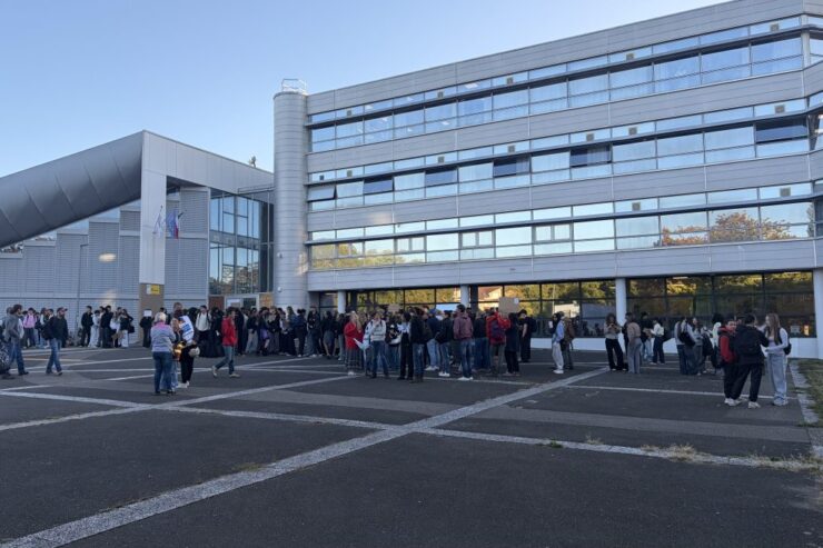 Rassemblement calme devant le lycée Courbet à Belfort le 7 octobre 2026, la veille du tir d’artifice. Photographie Le Trois / J. B.