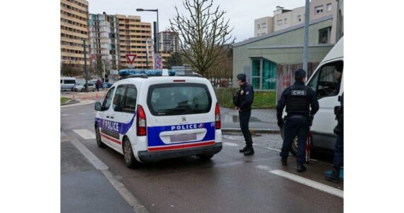 Pompiers et policiers à Besançon, photographie publiée par L’Est Républicain pour l’intervention du 8 octobre 2026.