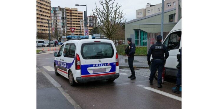 Pompiers et policiers à Besançon, photographie publiée par L’Est Républicain pour l’intervention du 8 octobre 2026.