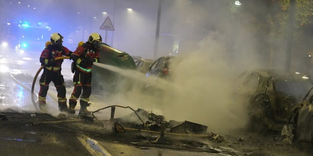 Pompiers intervenant sur des véhicules incendiés à Bilbao le 26 octobre 2026 après la mobilisation contre Vito Quiles