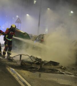 Pompiers intervenant sur des véhicules incendiés à Bilbao le 26 octobre 2026 après la mobilisation contre Vito Quiles