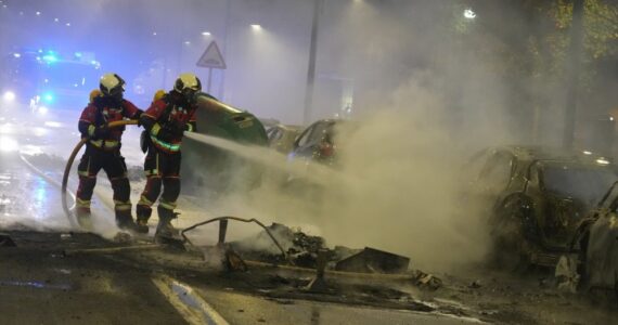 Pompiers intervenant sur des véhicules incendiés à Bilbao le 26 octobre 2026 après la mobilisation contre Vito Quiles