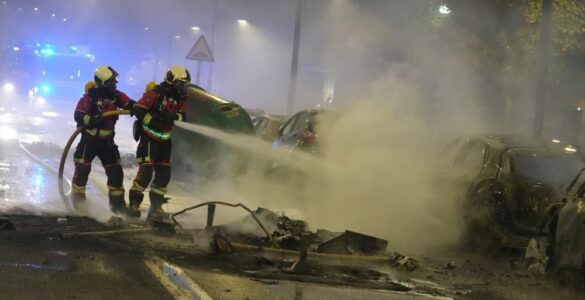 Pompiers intervenant sur des véhicules incendiés à Bilbao le 26 octobre 2026 après la mobilisation contre Vito Quiles