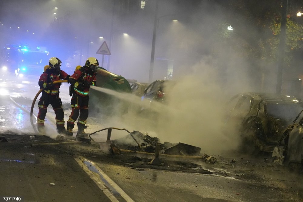 Pompiers intervenant sur des véhicules incendiés à Bilbao le 26 octobre 2026