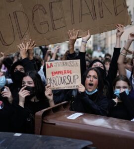 Rassemblement devant un lycée lors du mouvement de blocage des lycées