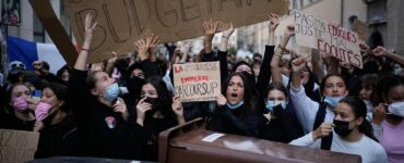 Rassemblement devant un lycée lors du mouvement de blocage des lycées