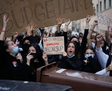 Rassemblement devant un lycée lors du mouvement de blocage des lycées