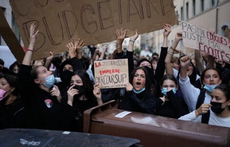 Rassemblement devant un lycée lors du mouvement de blocage des lycées