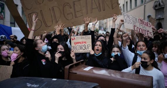 Rassemblement devant un lycée lors du mouvement de blocage des lycées