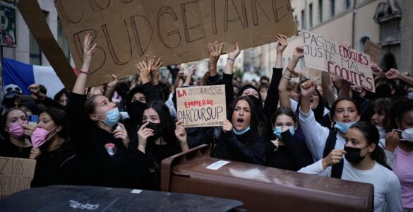 Rassemblement devant un lycée lors du mouvement de blocage des lycées