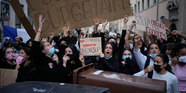 Rassemblement devant un lycée lors du mouvement de blocage des lycées