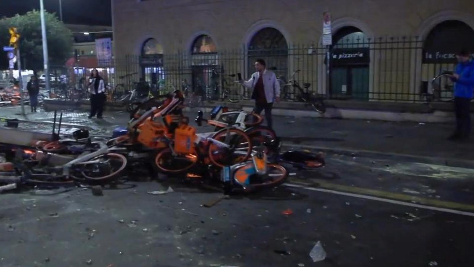 Dégâts et affrontements près de la gare de Bologne