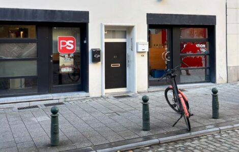 Vitrines brisées au siège de la fédération bruxelloise du Parti socialiste après les violences du 17 octobre 2026.