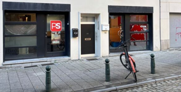 Vitrines brisées au siège de la fédération bruxelloise du Parti socialiste après les violences du 17 octobre 2026.