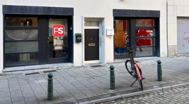 Vitrines brisées au siège de la fédération bruxelloise du Parti socialiste après les violences du 17 octobre 2026.
