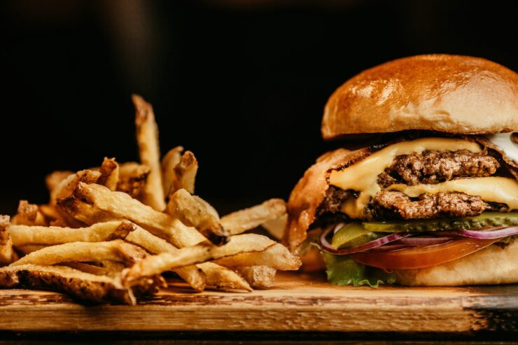 Burger au fromage accompagné de frites