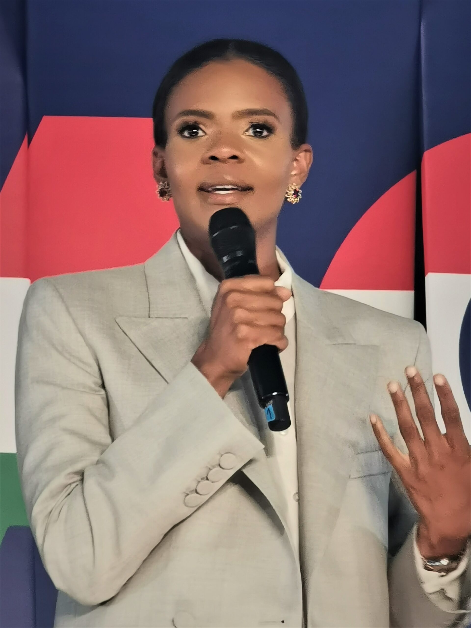 Candace Owens à la tribune d'une conférence à Budapest en 2022