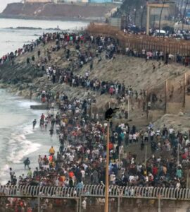 Afflux de migrants à la frontière de Ceuta, près de la plage du Tarajal