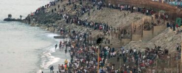 Afflux de migrants à la frontière de Ceuta, près de la plage du Tarajal