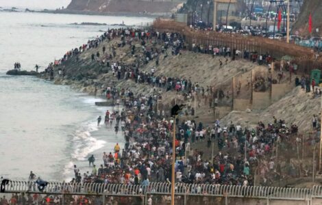 Afflux de migrants à la frontière de Ceuta, près de la plage du Tarajal