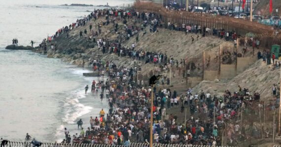 Afflux de migrants à la frontière de Ceuta, près de la plage du Tarajal