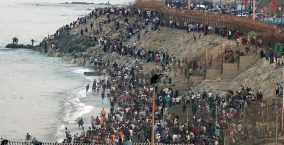 Afflux de migrants à la frontière de Ceuta, près de la plage du Tarajal